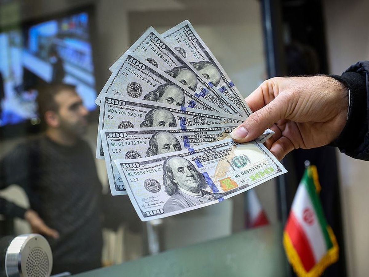 واکنش کیهان به دلار ۴۲ هزار تومانی: باید با متخلفان ارزی مقابله شود