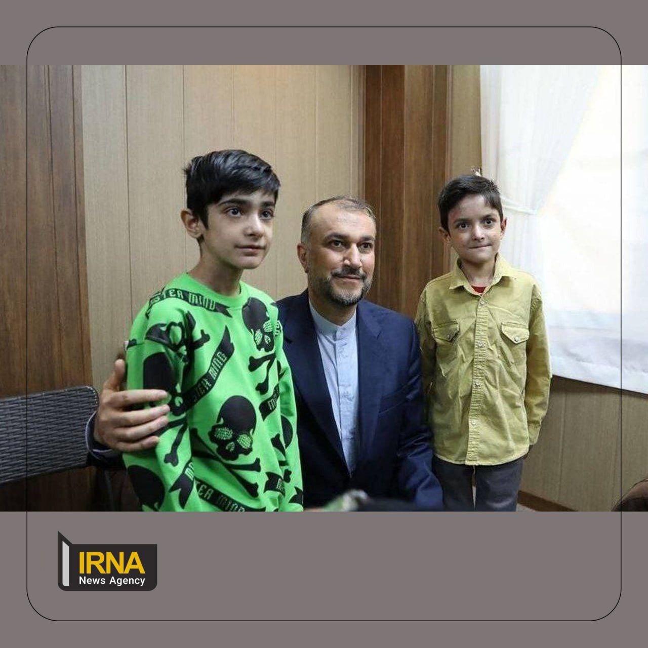 تصویری از شهید امیرعبداللهیان در کنار دو پسرش