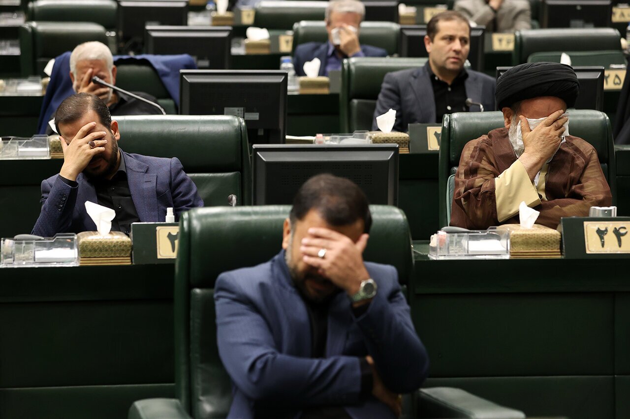 عکس؛ چهره غمگین نمایندگان مجلس بعد از شهادت رئیسی/ قالیباف قرآن خواند