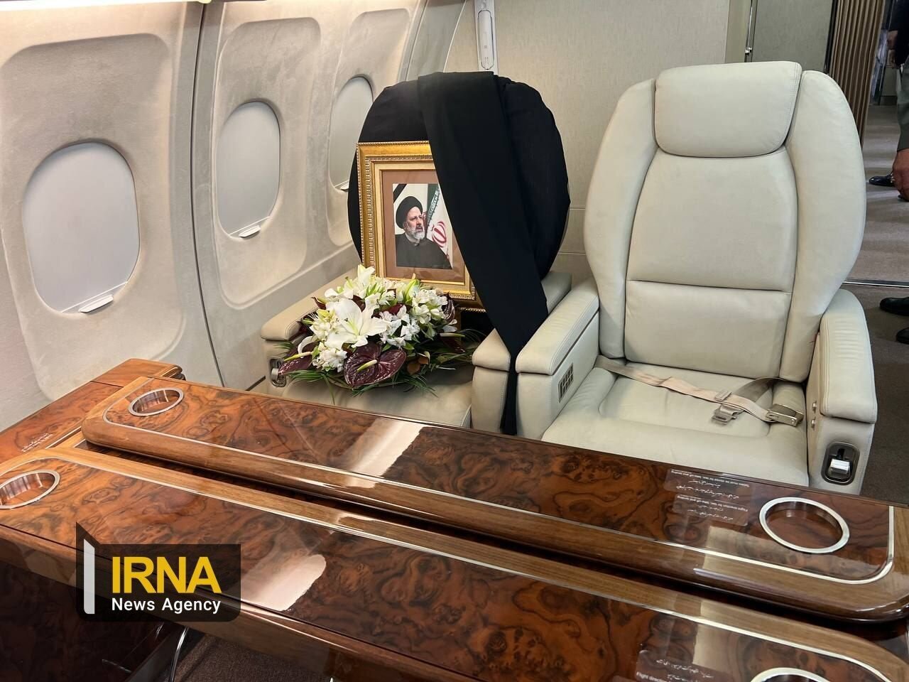 تصاویری از داخل هواپیمای ریاست جمهوری پس از به شهادت رسیدن ایشان