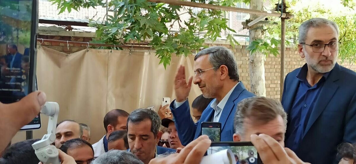 تصاویری از احمدی نژاد در روز سوم ثبت‌نام کاندیداهای انتخابات ریاست‌جمهوری/ در میدان ۷۲ نارمک چه خبر است؟