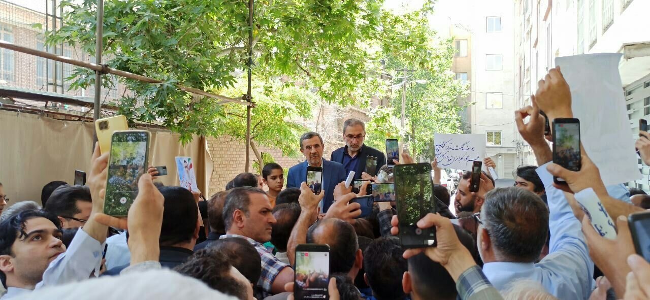 تصاویری از احمدی نژاد در روز سوم ثبت‌نام کاندیداهای انتخابات ریاست‌جمهوری/ در میدان ۷۲ نارمک چه خبر است؟