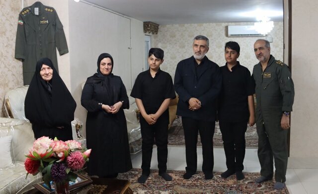 عکس؛ سردار حاجی‌زاده در کنار خانواده شهدای کادر پرواز بالگرد رئیسی
