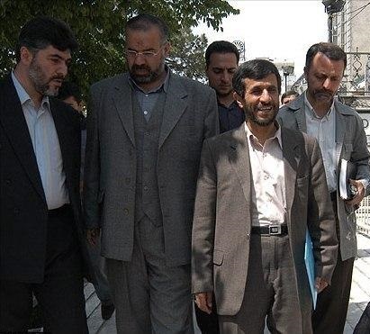 احمدی نژاد چرا در میان عده‌ای هنوز محبوب است؟