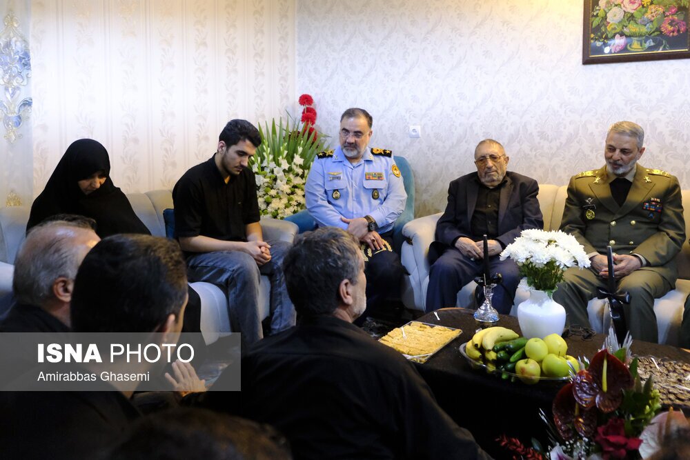 عکس؛ فرماندهان کل ارتش و سپاه در منزل خلبانان شهید سانحه بالگرد رئیسی