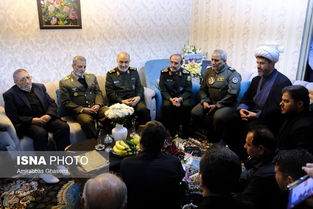 عکس؛ فرماندهان کل ارتش و سپاه در منزل خلبانان شهید سانحه بالگرد رئیسی