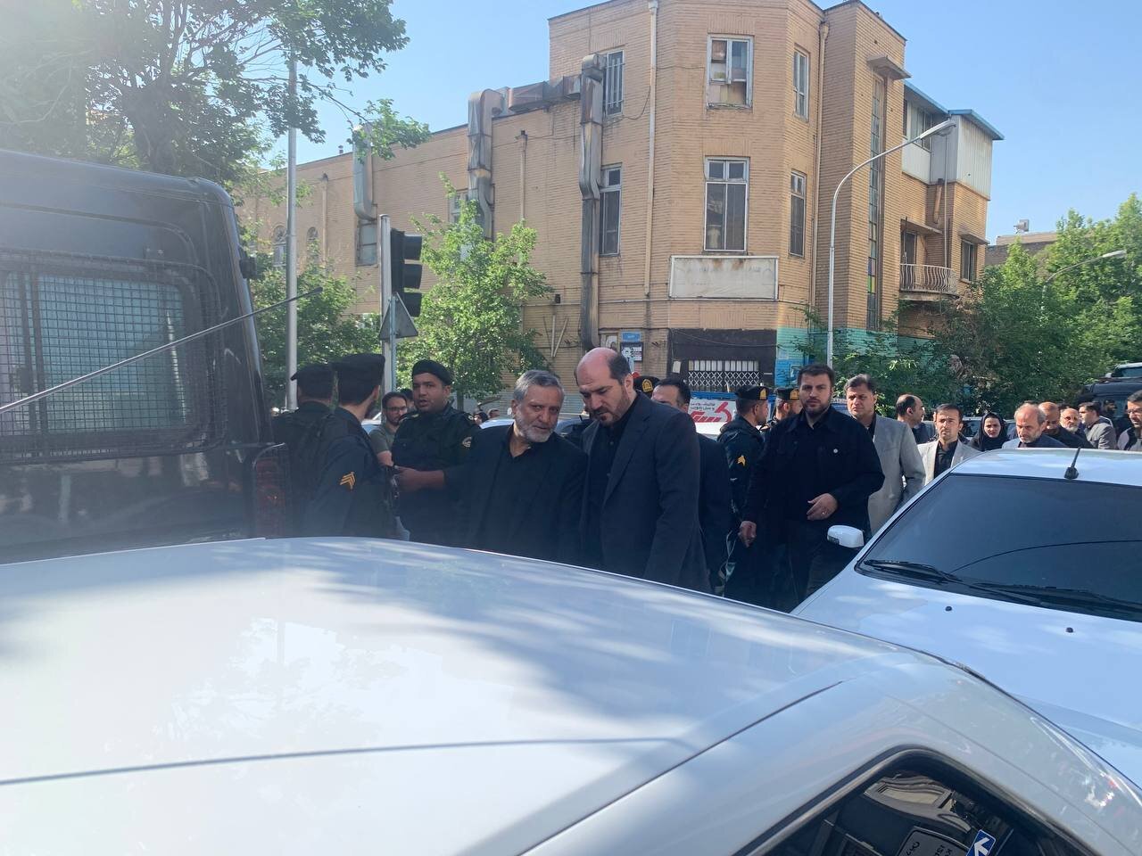 تصاویری از مقامات بلندپایه نظامی سیاسی در خیابا‌ن‌های تهران جهت تشییع پیکر ابرایهم رئیسی و همراهان
