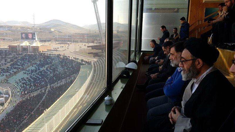 عکس‌های کمتر دیده شده از امام جمعه شهید تبریز  در حال خرید نان و حضور در استادیوم فوتبال