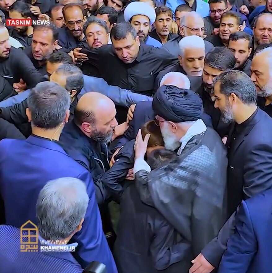 تصاویر؛ نوه‌های شهید ابراهیم رئیسی در آغوش مقام معظم رهبری