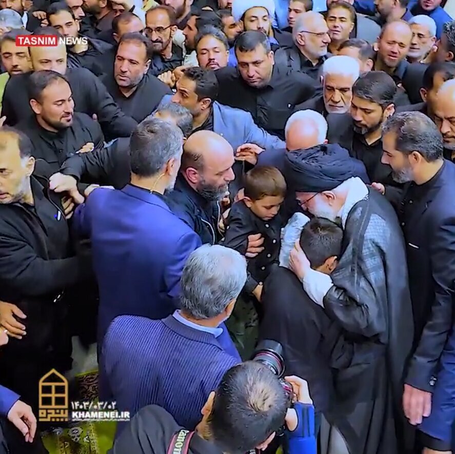 تصاویر؛ نوه‌های شهید ابراهیم رئیسی در آغوش مقام معظم رهبری