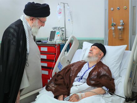 عکس؛ عیادت مقام معظم رهبری از مکارم شیرازی در بیمارستان