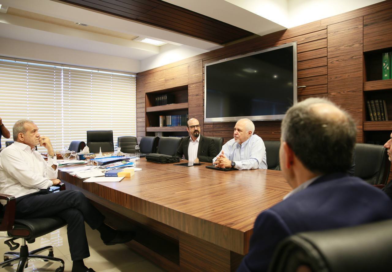 عکس؛ حضور «ظریف» در دفتر «پزشکیان» قبل از برنامه سیاست خارجه