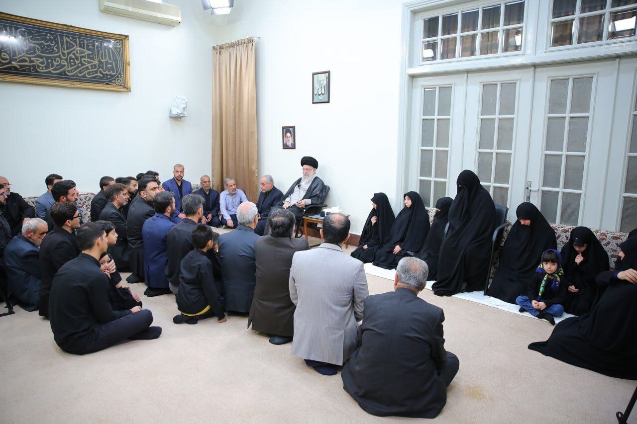 تصاویری از دیدار خصوصی خانواده ابراهیم رئیسی، امیرعبداللهیان، آل هاشم با مقام معظم رهبری