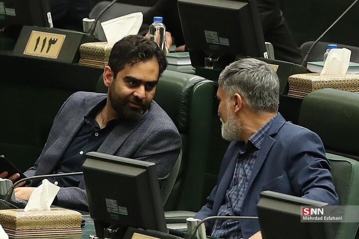 منتخب تهران در مجلس پوستر انتخاباتی سعید جلیلی را منتشر کرد؟/ ثابتی: شهید زنده ما آمد