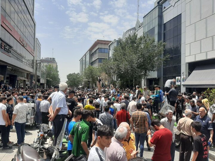 عکس؛ مسعود پزشکیان در بازار شوش تهران محاصره شد