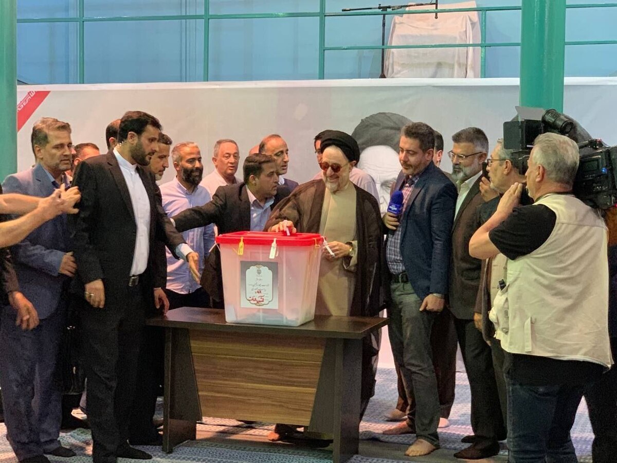 فیلم؛ شرکت سید محمد خاتمی در مرحله دوم انتخابات چهاردهمین دوره ریاست‌جمهوری