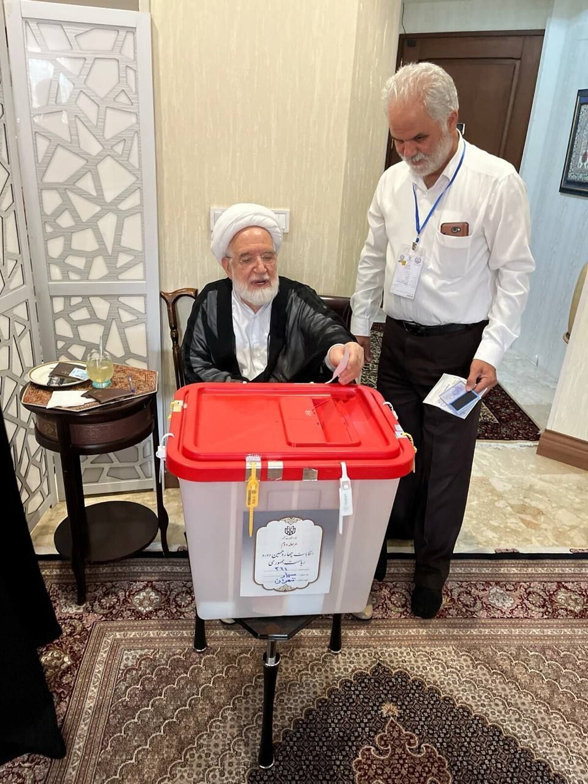 دور دوم انتخابات ریاست‌جمهوری چهاردهم؛ مهدی کروبی رأی خود را به صندوق انداخت