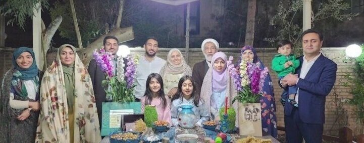 عکس خانوادگی مصطفی پورمحمدی در کنار همسر، دختران، نوه‌ها، پسر و دامادها