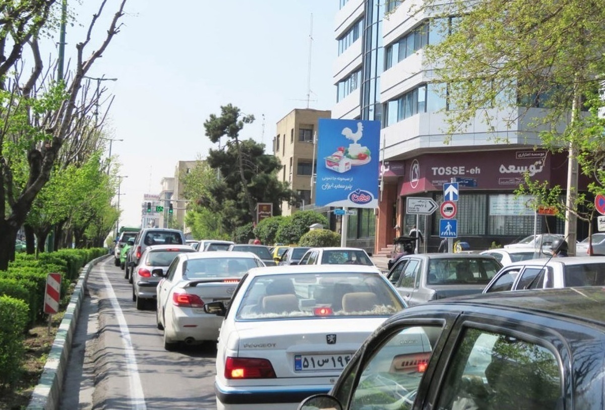 واکنش پلیس به حضور خانمی به شکل نیمه برهنه در چهارراه جهان کودک تهران