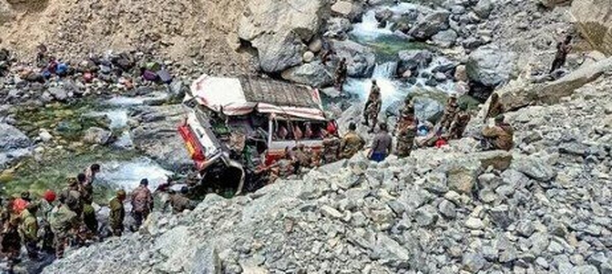 سقوط اتوبوس به یک دره در افغانستان با ۱۷ کشته