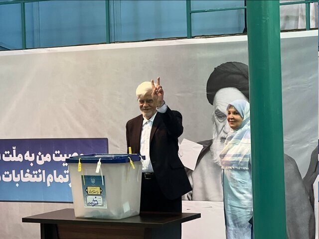 عارف با همسرش آمد: رأی ندادن به معنای رأی دادن به نظر مخالف است / محسن هاشمی به حسینیه جماران رفت