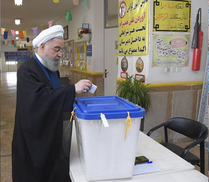 عکس؛ روحانی رأی خود را به صندوق انداخت