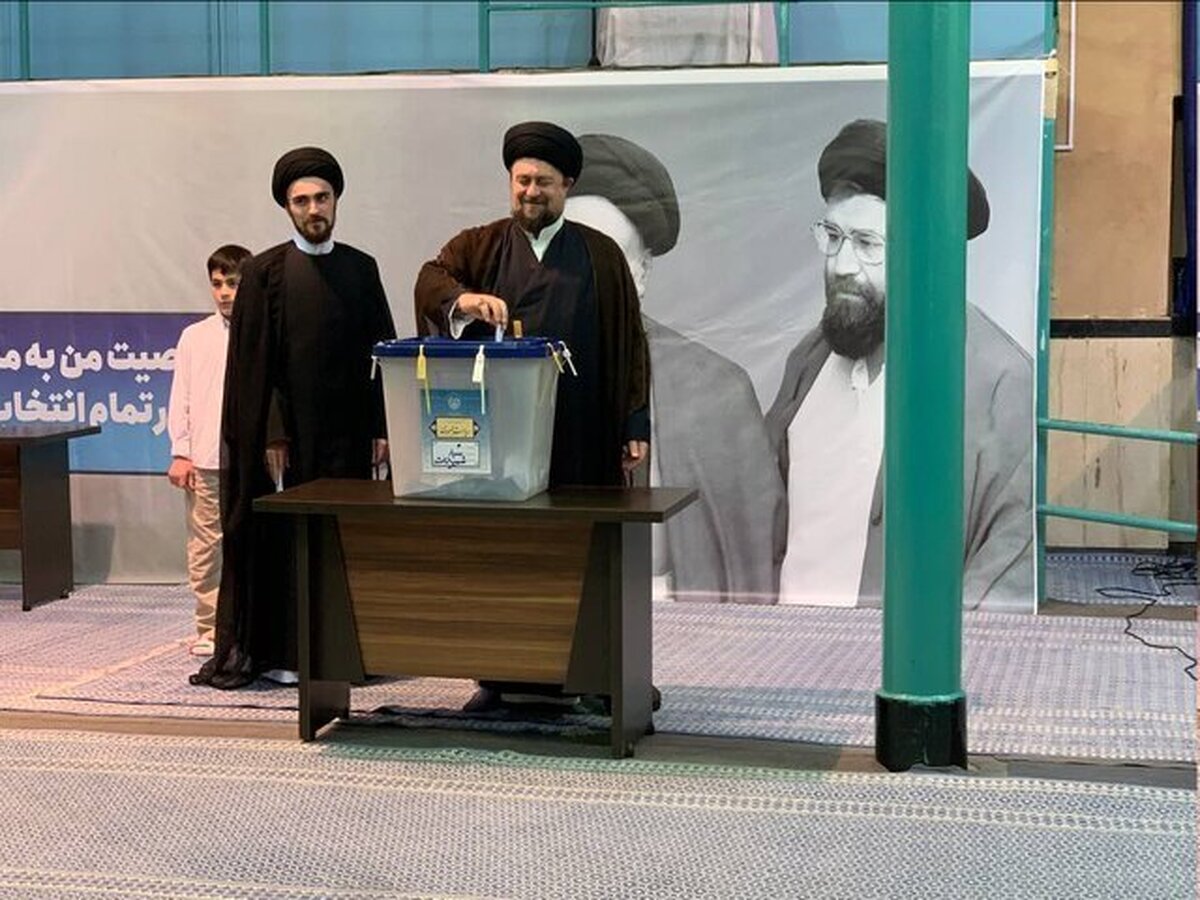 عکس؛ سیدحسن خمینی در کنار پسرش رأی خود را به صندوق انداخت / عراقچی به مسجد امام صادق اقدسیه رفت