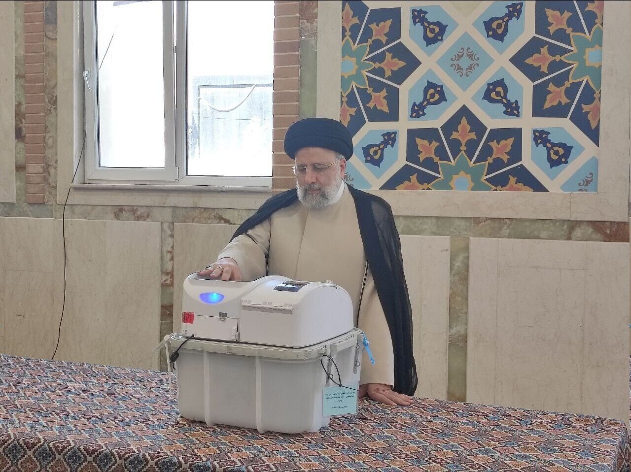 عکس؛ آخرین قاب از حضور ابراهیم رئیسی در پای صندوق رای