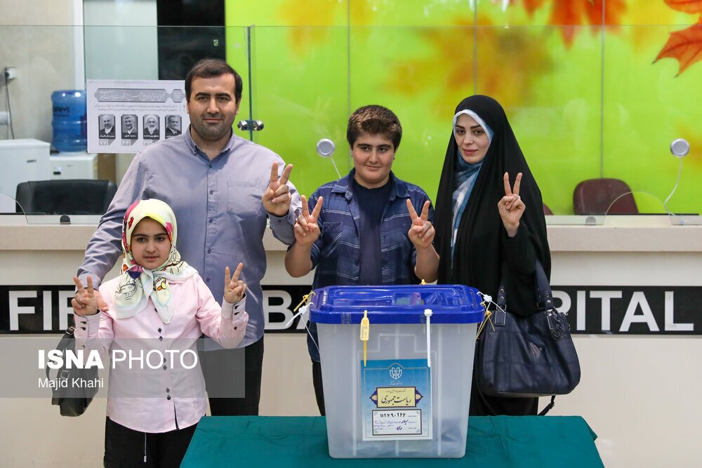 عکس؛ پسر مسعود پزشکیان همراه با همسر و دو فرزندش در پای صندوق رأی