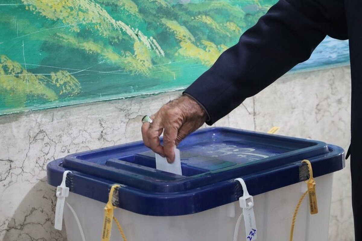میرحسین موسوی و زهرا رهنورد رأی نمی‌دهند / عکسی جدید از علی اکبر ولایتی پای صندوق رأی/ حمید نوری با خانواده رأی داد