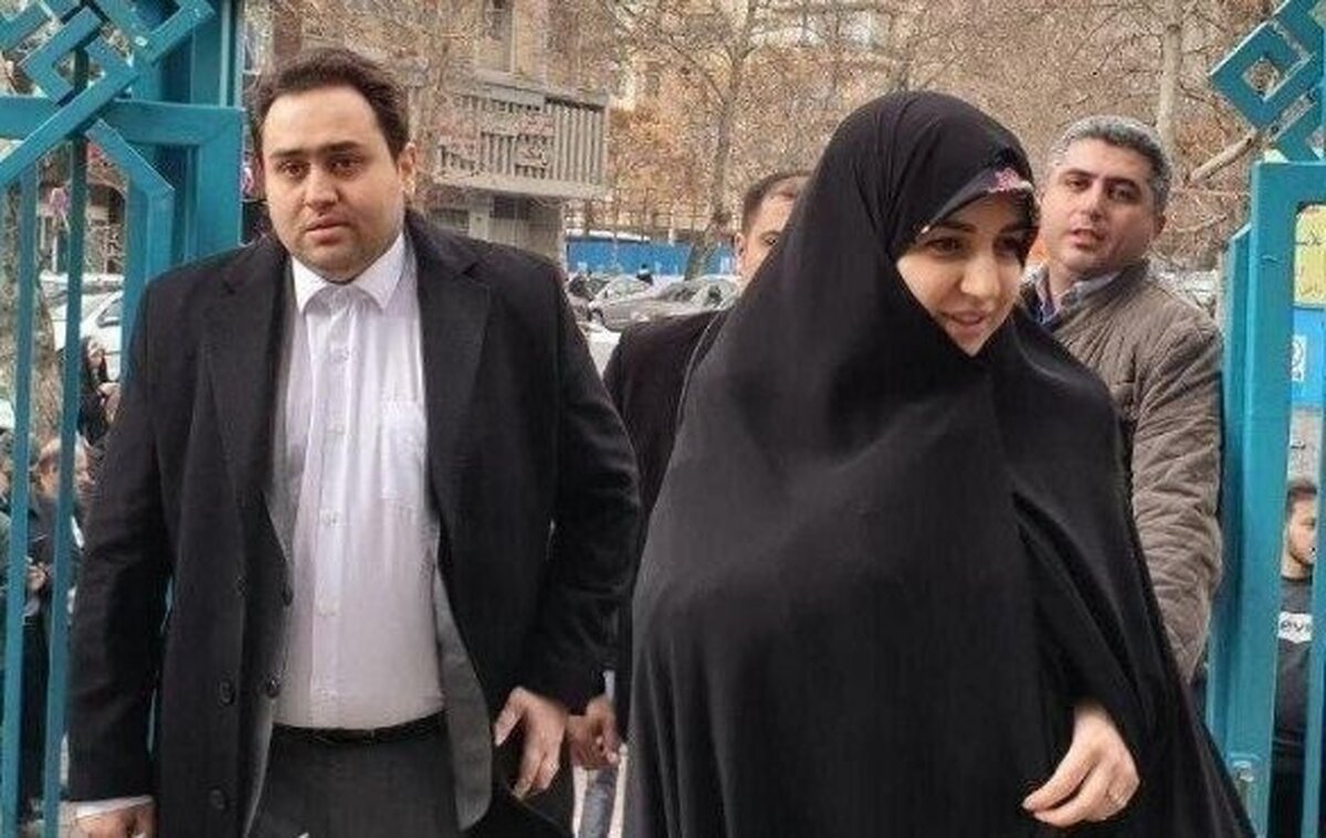 عکس؛ دختر حسن روحانی و همسرش در حال رأی دادن