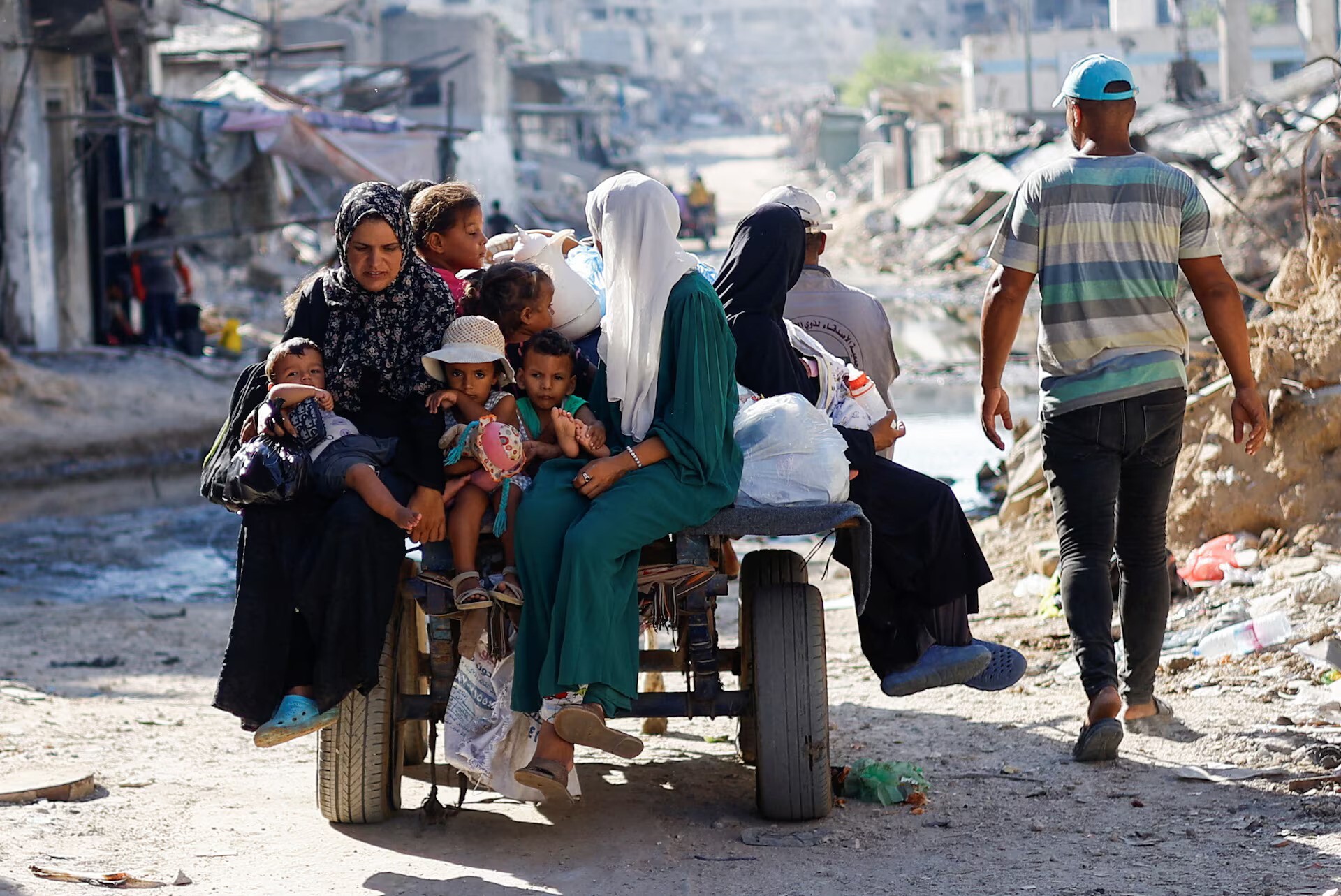 بازگشت هزاران فلسطینی به خان‌یونس، پس از پایان عملیات اسرائیل