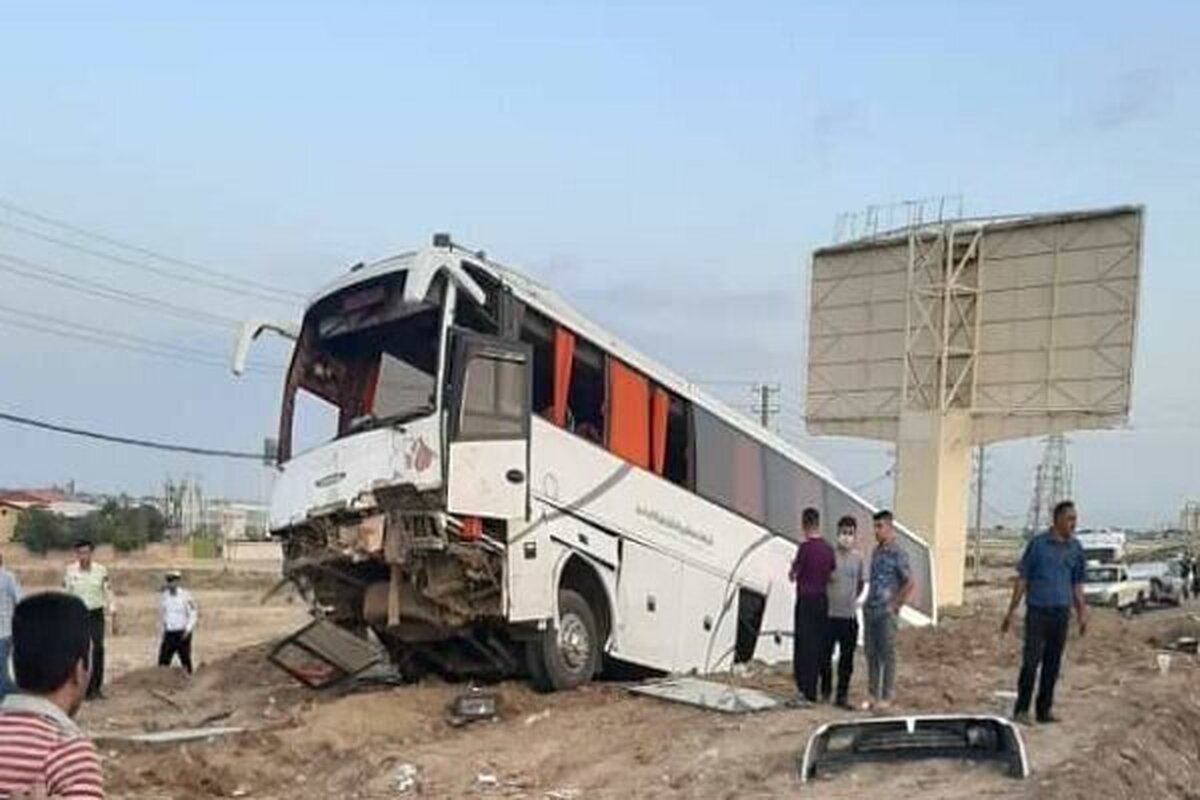 برخورد اتوبوس با موانع اطراف در آزادراه زنجان به قزوین